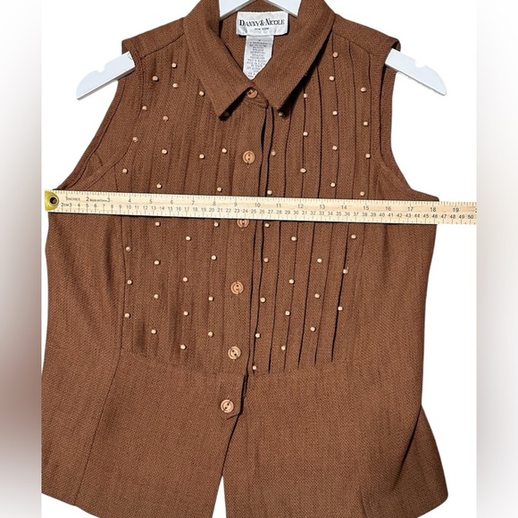 Vintage sleeveless Danny & Nicole top with wooden bead embellishments. - Picture 5 of 5